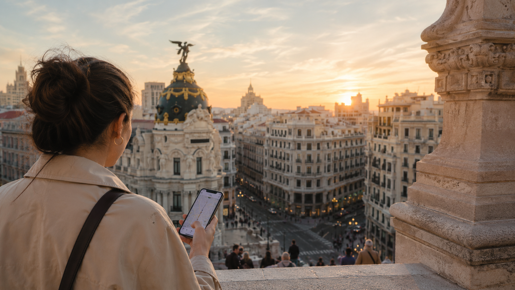 Viajera observando Madrid desde un mirador mientras consulta una ruta en el móvil, como símbolo de la inteligencia artificial aplicada al turismo